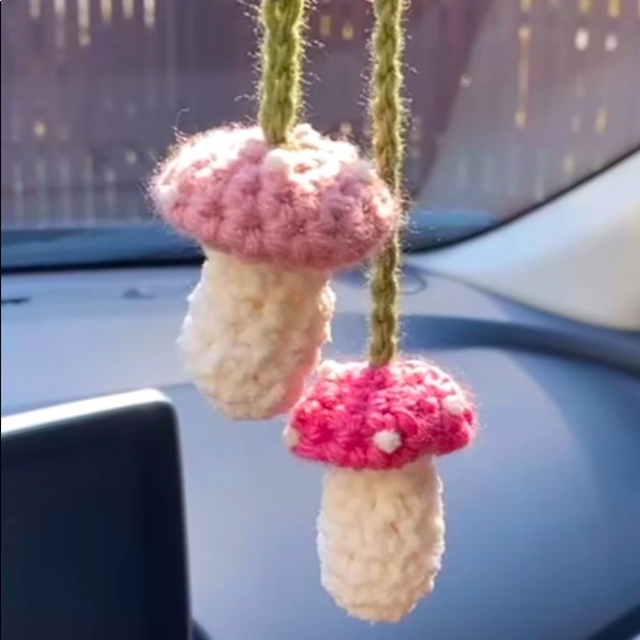 Car Dash Mushroom Chain Crochet - Picture 1 of 2